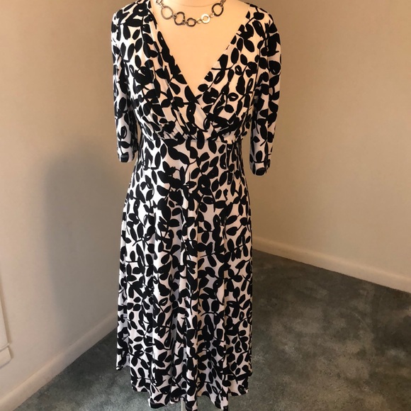 London Times Dresses & Skirts - Black & white leaf print dress